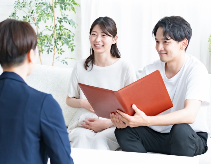 担当者に相談する夫婦