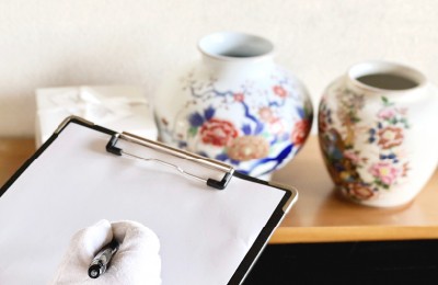 遺品の買取査定を行う様子